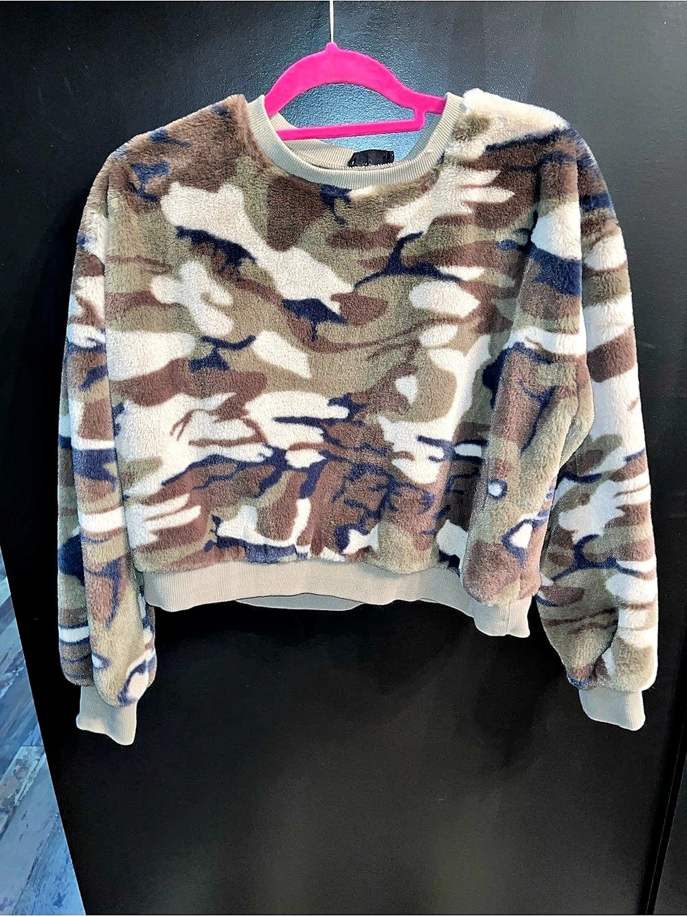 Storia Camo Cropped Crewneck Sweater Size Medium